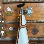 Ľudová fľaška s opaskom klobúkom a valaškou | PARTA