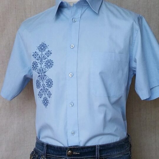 Pánska košeľa s krásnou modrou výšivkou na prednej strane | PARTA
