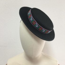 Detviansky klobúčik s farebnou stužkou