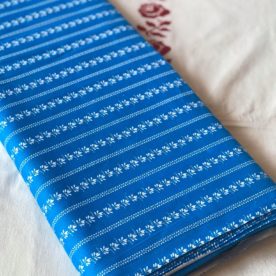 Bavlnená látka – Modrá s kvietkovaným pásikom