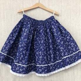 Detská sukňa modrá s bielym kvietkom na gumičku