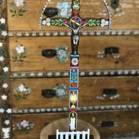 Detviansky drevený vyrezávaný kríž veľký + obal