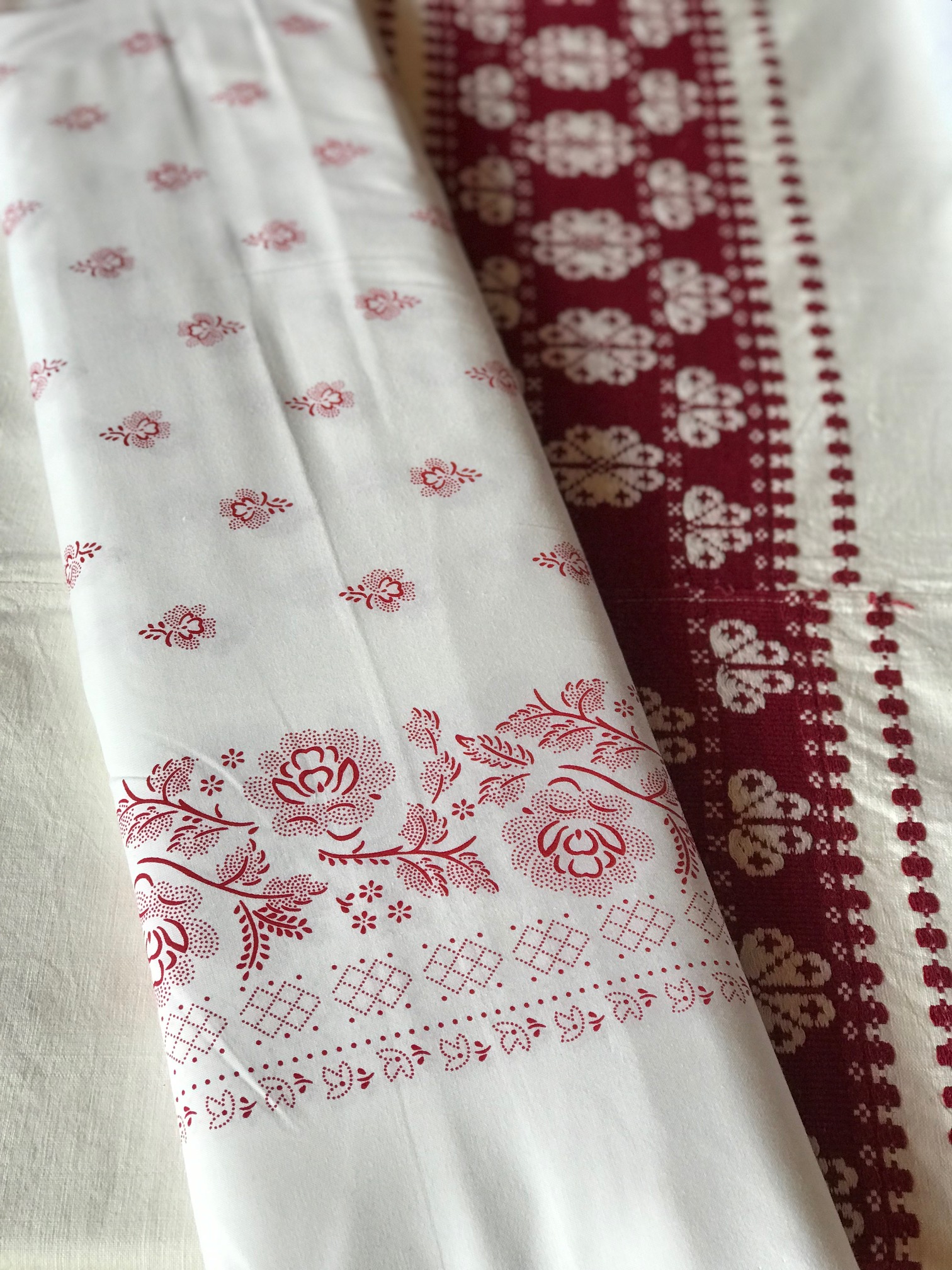 Bavlnená látka – Biela s červeným vzorom
