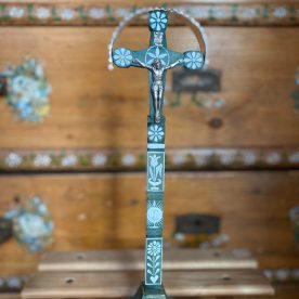 Detviansky drevený vyrezávaný kríž zelený 29cm