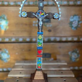 Detviansky drevený vyrezávaný kríž stredný