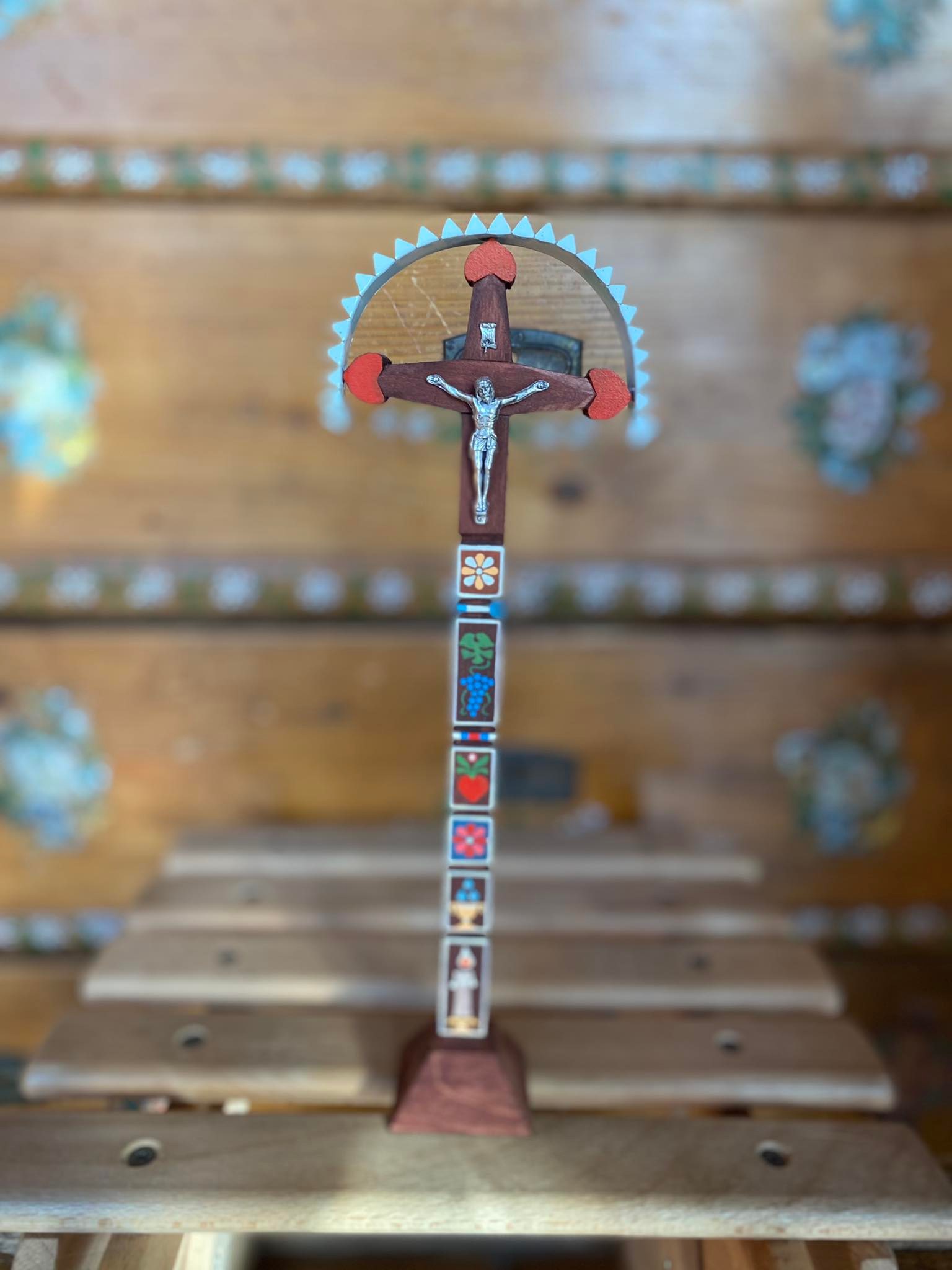 Detviansky drevený vyrezávaný kríž červený