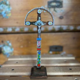 Detviansky drevený vyrezávaný kríž stredný