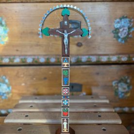 Detviansky drevený vyrezávaný kríž zelený