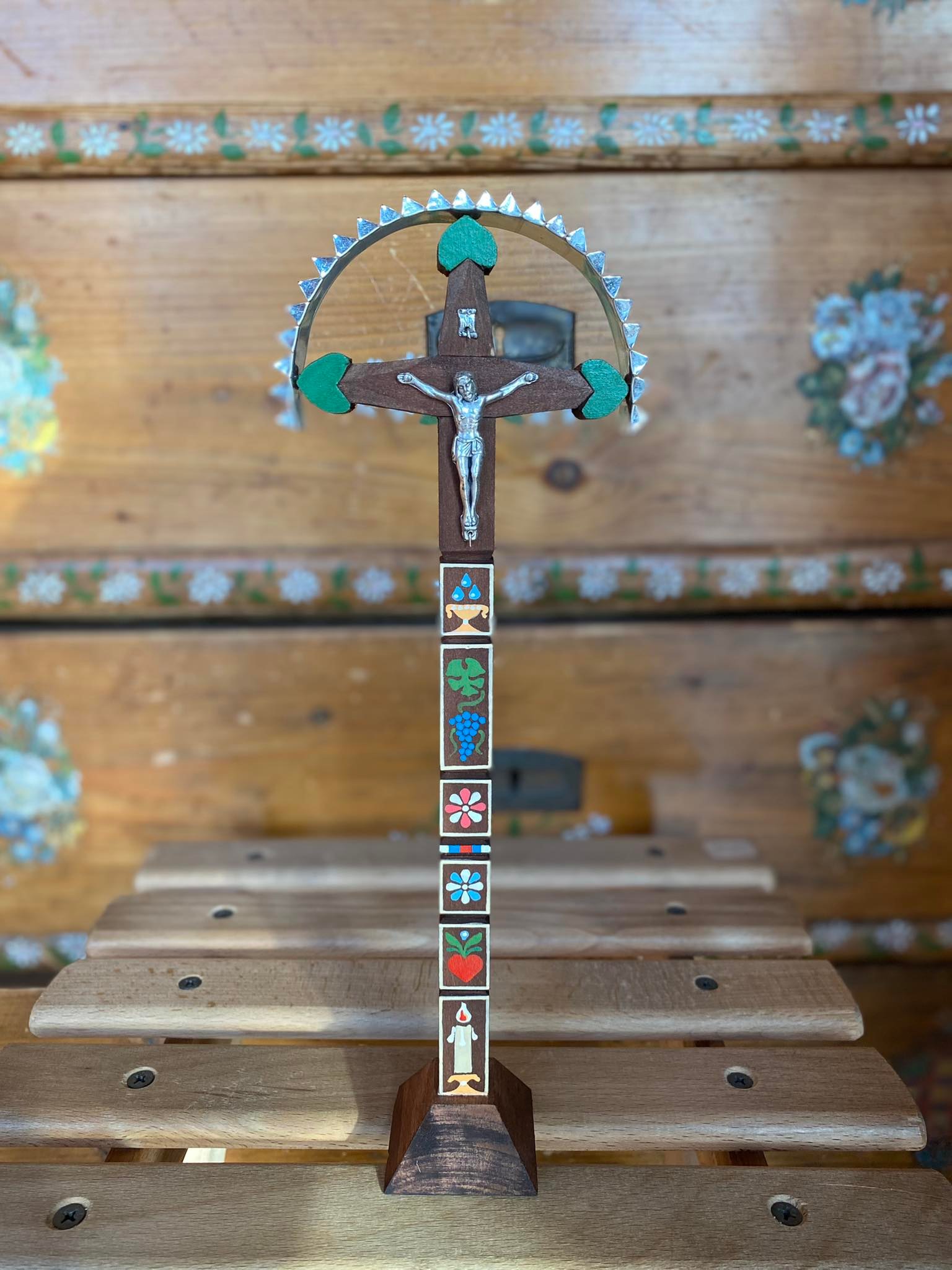 Detviansky drevený vyrezávaný kríž zelený