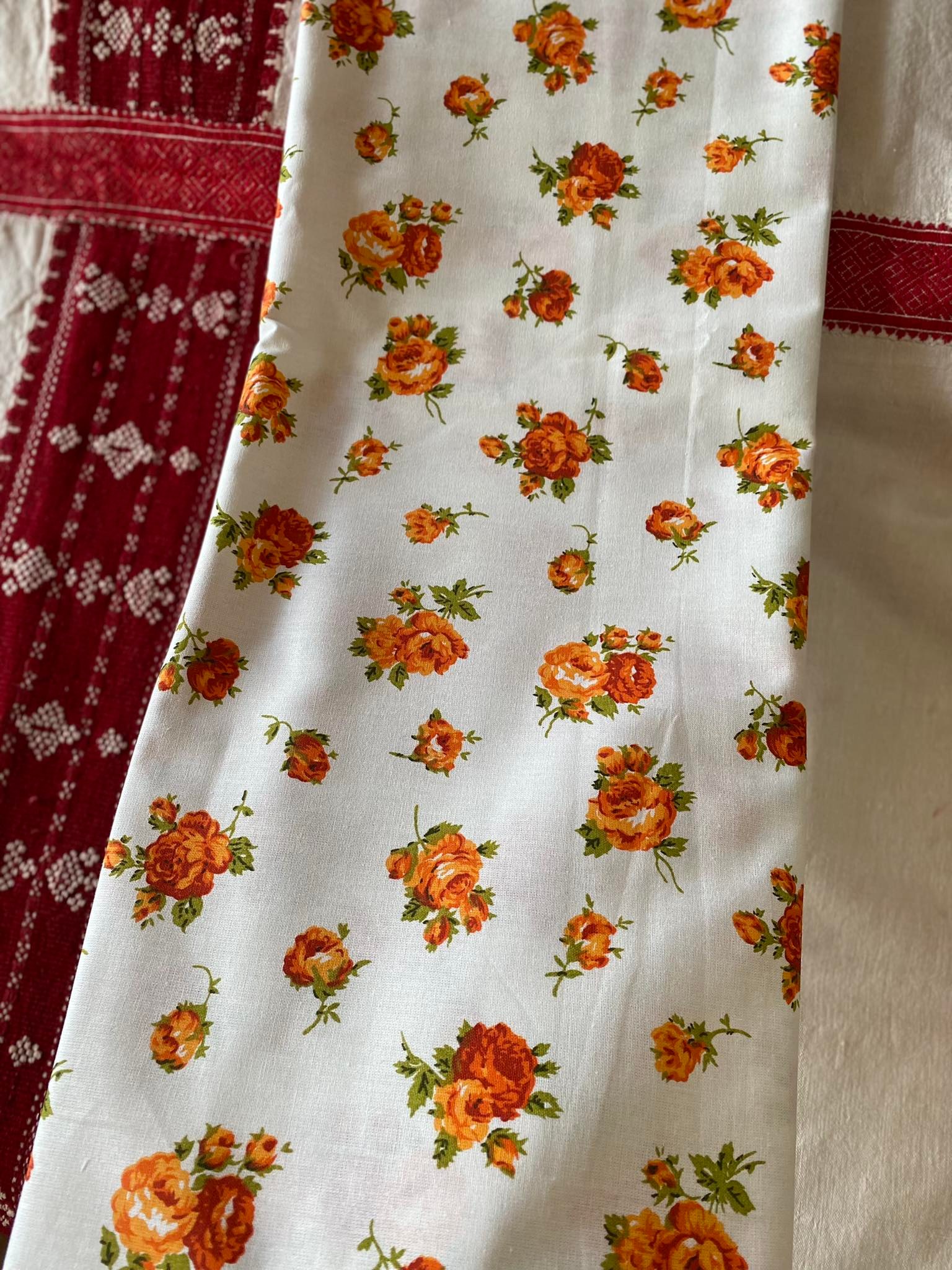 Bavlnená látka – Biela s oranžovými kvetmi (230 cm)