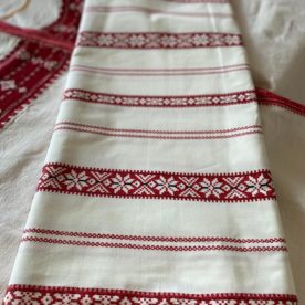 Bavlnená látka – Biela s červenými pásmi (315 cm)