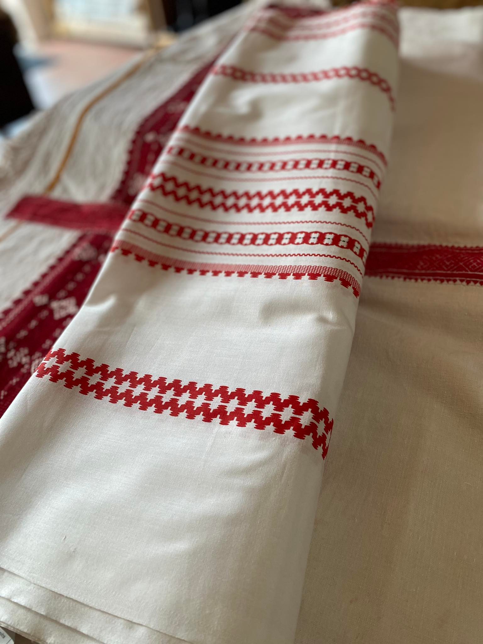 Bavlnená látka – Biela s červenými pásmi