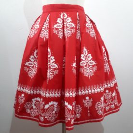 Sukňa červená s bielym vzorom