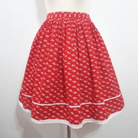 Sukňa červená s bielymi kvietkami a čipkou