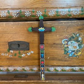 Detviansky drevený vyrezávaný kríž na zavesenie zelený