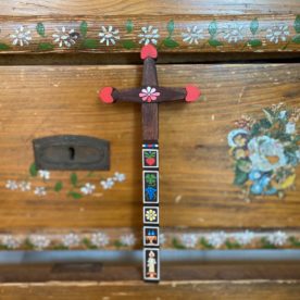 Detviansky drevený vyrezávaný kríž na zavesenie červený