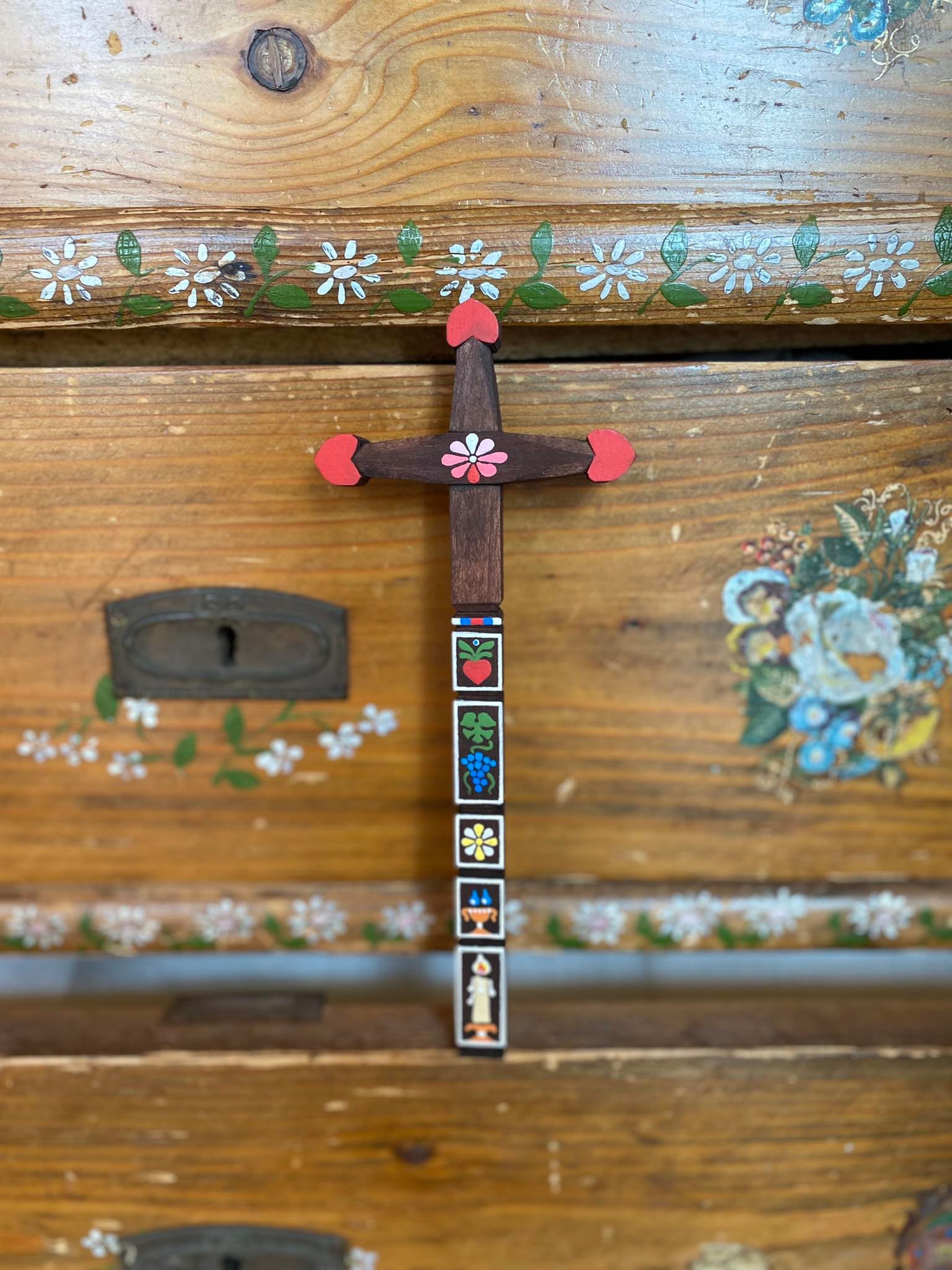 Detviansky drevený vyrezávaný kríž na zavesenie červený