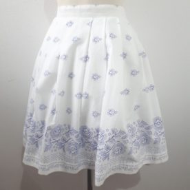 Sukňa biela s modrou bordúrou