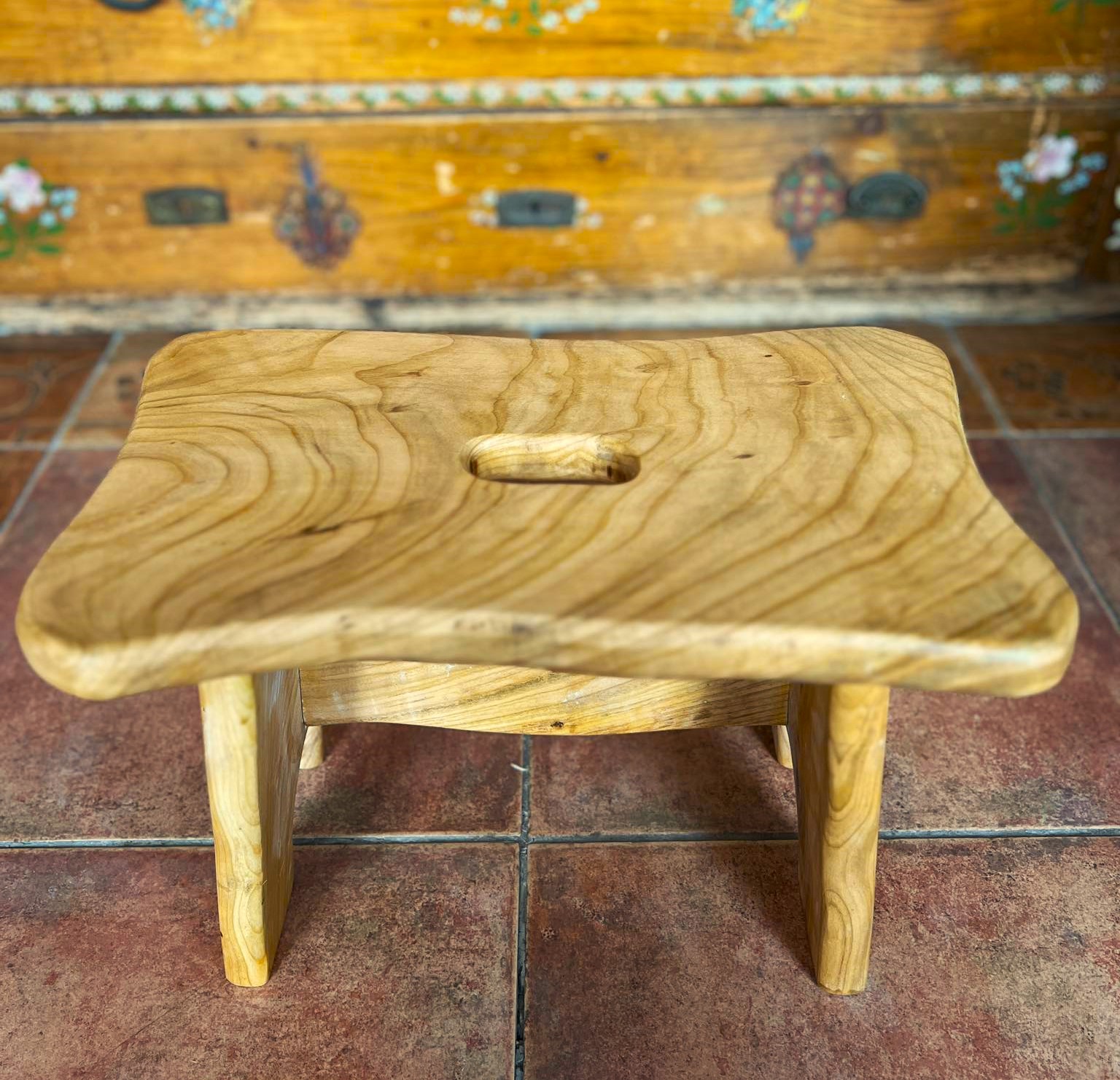Drevený stolček – hokerlík Čerešňa